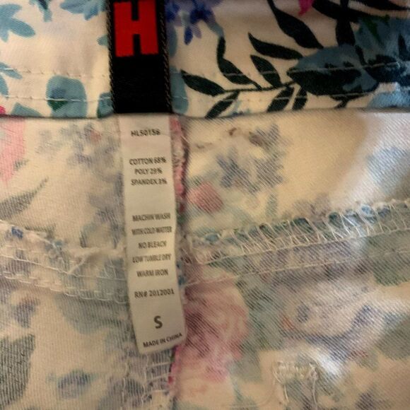 HL Small 2 25 Sexy low rise Bright floral print lightweight denim shorty shorts - Picture 4 of 5